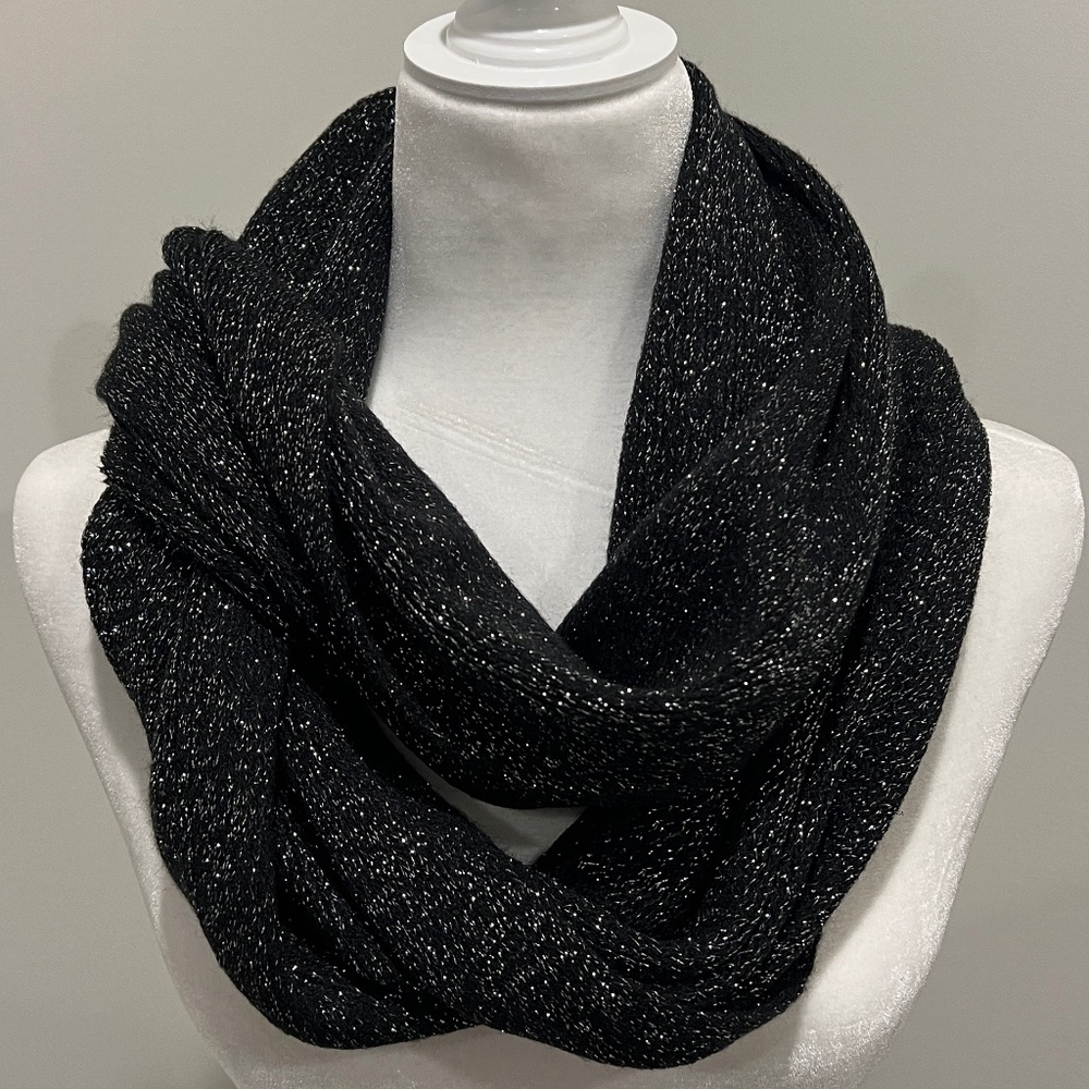 CC Exclusives Infinity Scarf - Picture 1 of 6
